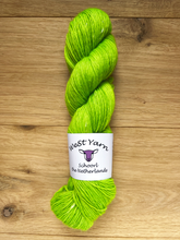 Afbeelding in Gallery-weergave laden, Green Treefrog Merlin