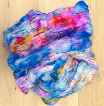 Afbeelding in Gallery-weergave laden, Twisting Delft Blue Luxe Suri Silk