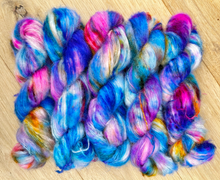 Afbeelding in Gallery-weergave laden, Twisting Delft Blue Luxe Suri Silk