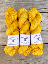 Afbeelding in Gallery-weergave laden, Sunshine Saffron Merlin - WeStYarn