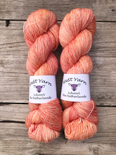 Afbeelding in Gallery-weergave laden, Peach Pearl Merlin - WeStYarn