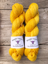 Afbeelding in Gallery-weergave laden, Sunshine Saffron Merlin - WeStYarn