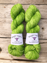 Afbeelding in Gallery-weergave laden, Lime Leaf Merlin - WeStYarn