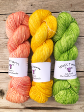 Afbeelding in Gallery-weergave laden, Lime Leaf Merlin - WeStYarn