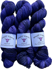 Afbeelding in Gallery-weergave laden, Moonless Night Merino Singles &amp; Silky Singles
