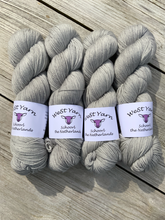 Afbeelding in Gallery-weergave laden, 4 skeins of WeStYarn Deluxe in a light grey colorway named Pebbles
