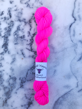 Afbeelding in Gallery-weergave laden,  Neon Pink Deluxe Sock Mini

