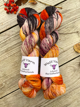 Afbeelding in Gallery-weergave laden, Two luxurious hand-dyed yarn skeins in vibrant amber colorways from WeStYarn, Netherlands. Perfect for premium knitting and crochet projects.
