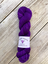 Afbeelding in Gallery-weergave laden, Violet Merino Singles - WeStYarn
